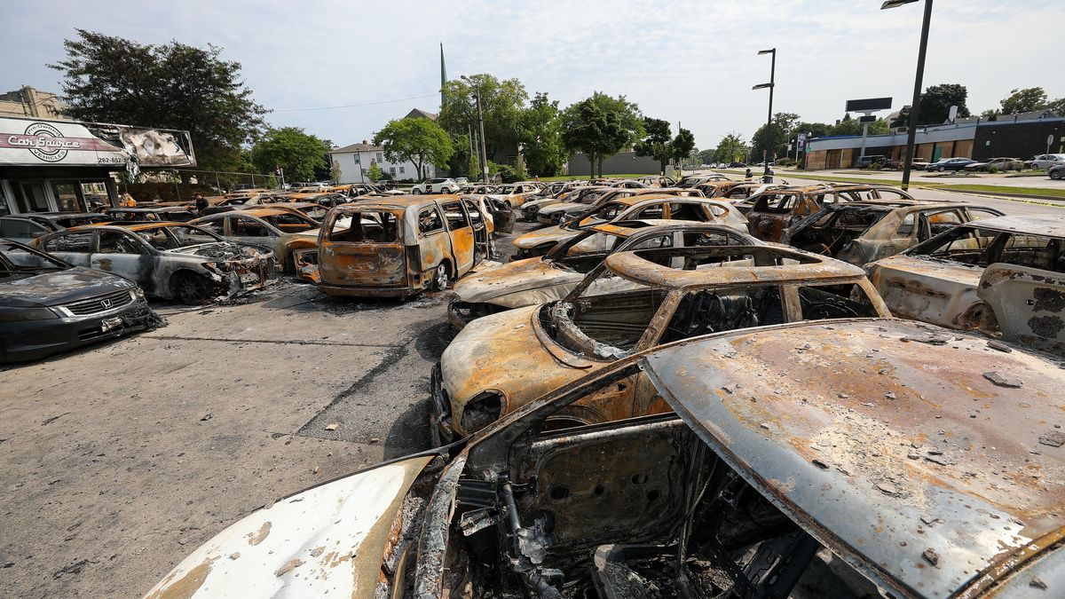 Obrazem: Hořely budovy i auta. Kenosha je novým centrem nepokojů v USA
